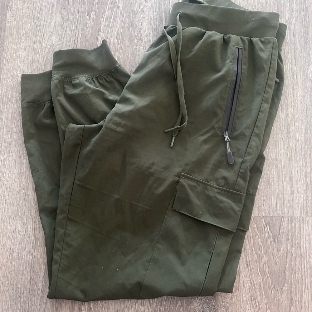 Women’s Olive Green Cargo Joggers/Pants. Zippered pockets.